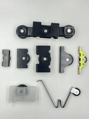 Zainstalowane aluminiowe akcesoria do drzwi przesuwne z czarną ramą