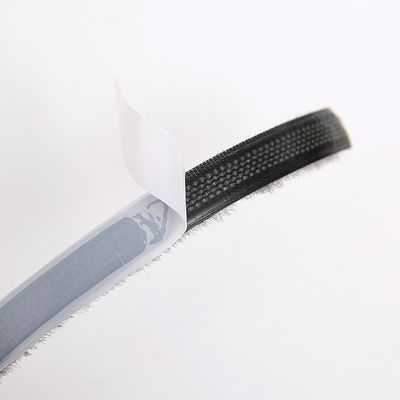 Ślizgowe okna pogodowe uszczelnienie szczotki z taśmą klejącą do gorącego topienia i funkcją dźwiękoszczelną