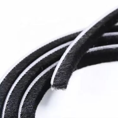 Nowoczesny design Dekoracja wnętrz Akcesoria Klejna pieczęć drzwiowa Płytka pogodowa Striping Pile Płytka pogodowa dla okien Czarny