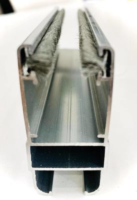 Aluminiowe drzwi i okienne akcesoria Zapobieganie pyłu Zamknięcie drzwi z okienkiem